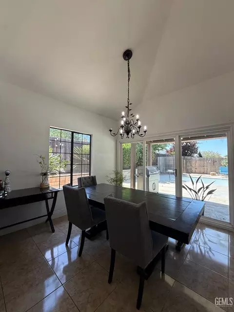 Dining - 6909 Rolling Ridge Dr, Bakersfield, CA 93306 photo 5 of 5
