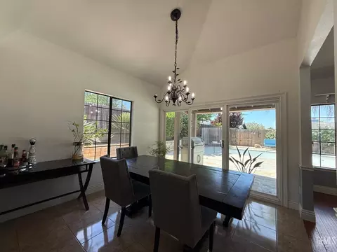 Dining - 6909 Rolling Ridge Dr, Bakersfield, CA 93306 photo 4 of 5