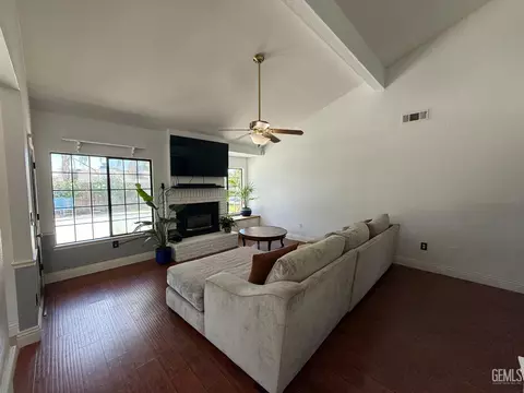 Living - 6909 Rolling Ridge Dr, Bakersfield, CA 93306 photo 1 of 4