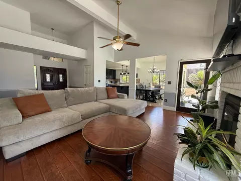 Living - 6909 Rolling Ridge Dr, Bakersfield, CA 93306 photo 4 of 4
