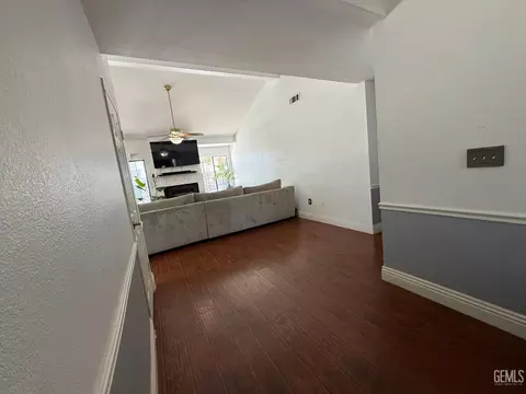 Entry Way - 6909 Rolling Ridge Dr, Bakersfield, CA 93306 photo 1 of 3