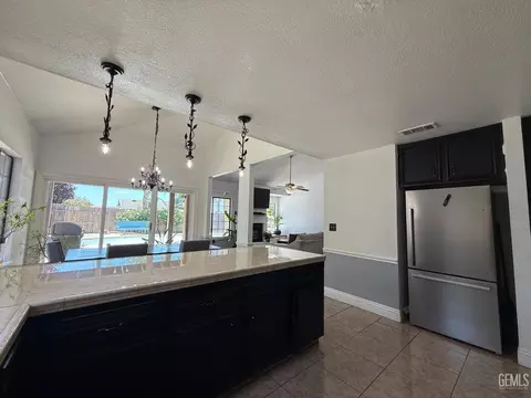 Kitchen - 6909 Rolling Ridge Dr, Bakersfield, CA 93306 photo 2 of 2