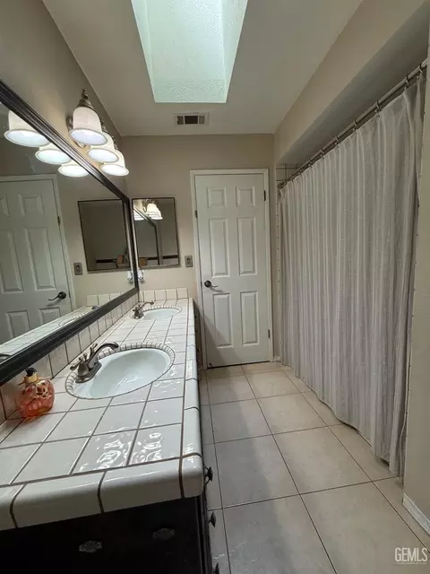 Bath - 6909 Rolling Ridge Dr, Bakersfield, CA 93306 photo 4 of 5