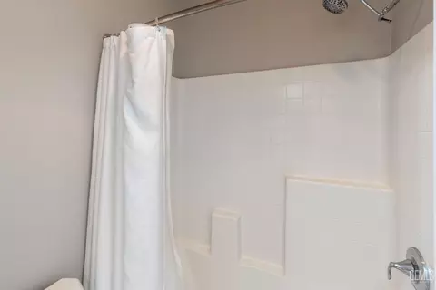 Bath - 5509 Upton Ave, Bakersfield, CA 93313 photo 1 of 2