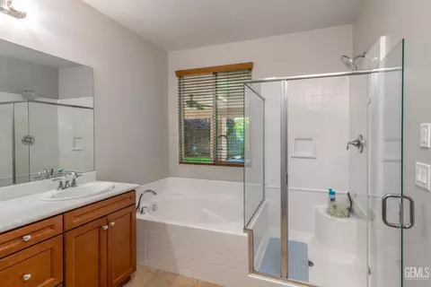 Bath - 5509 Upton Ave, Bakersfield, CA 93313 photo 2 of 2