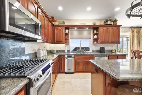 Kitchen - 27021 Barkes Way, Tehachapi, CA 93561 photo 3 of 4