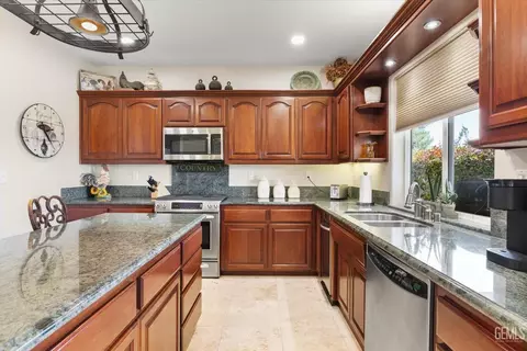 Kitchen - 27021 Barkes Way, Tehachapi, CA 93561 photo 2 of 4