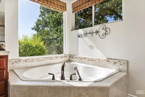 Bath - 27021 Barkes Way, Tehachapi, CA 93561 photo 3 of 5