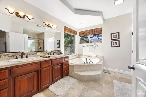 Bath - 27021 Barkes Way, Tehachapi, CA 93561 photo 1 of 5