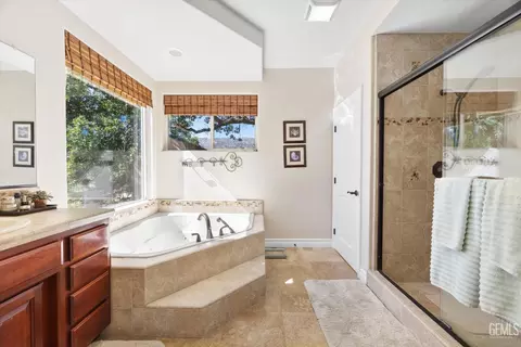 Bath - 27021 Barkes Way, Tehachapi, CA 93561 photo 2 of 5