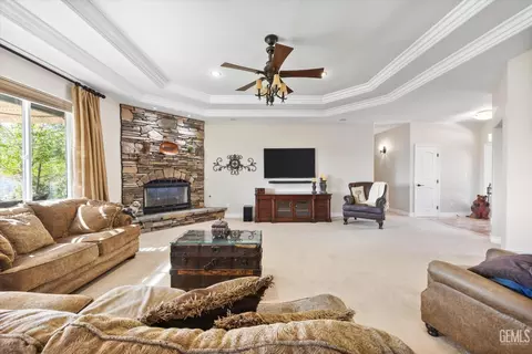 Living - 27021 Barkes Way, Tehachapi, CA 93561 photo 3 of 5