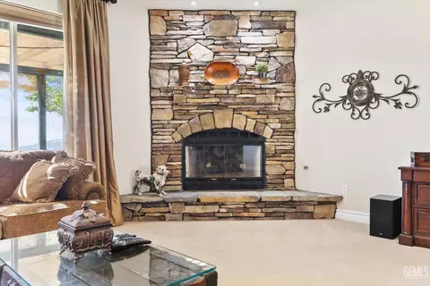 Living - 27021 Barkes Way, Tehachapi, CA 93561 photo 4 of 5