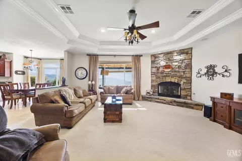 Living - 27021 Barkes Way, Tehachapi, CA 93561 photo 2 of 5