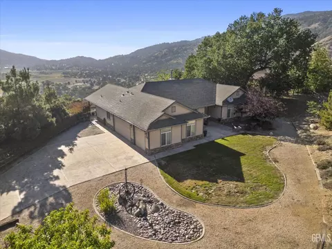 Exterior - 27021 Barkes Way, Tehachapi, CA 93561 photo 10 of 13