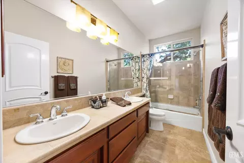 Bath - 27021 Barkes Way, Tehachapi, CA 93561 photo 4 of 5