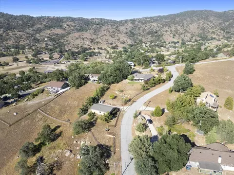 View/Area - 27021 Barkes Way, Tehachapi, CA 93561 photo 2 of 5