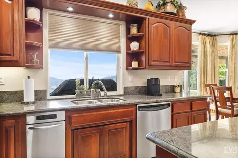Kitchen - 27021 Barkes Way, Tehachapi, CA 93561 photo 4 of 4