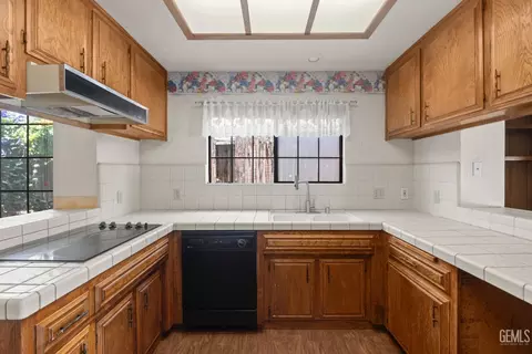 Kitchen - 4205 Player Ct, Bakersfield, CA 93306 photo 2 of 4