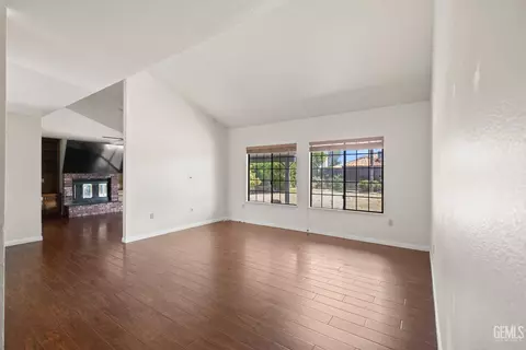 Living - 4205 Player Ct, Bakersfield, CA 93306 photo 2 of 8