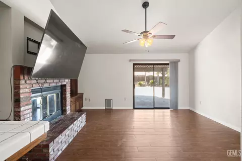 Living - 4205 Player Ct, Bakersfield, CA 93306 photo 5 of 8