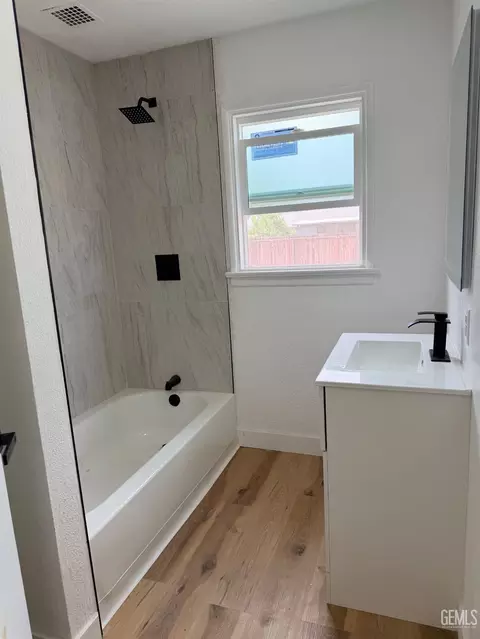 Bath - 333 Beech Ave, Shafter, CA 93263 photo 2 of 3