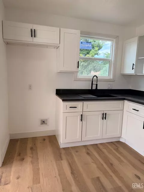 Kitchen - 333 Beech Ave, Shafter, CA 93263 photo 3 of 4
