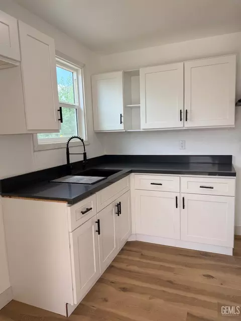 Kitchen - 333 Beech Ave, Shafter, CA 93263 photo 4 of 4