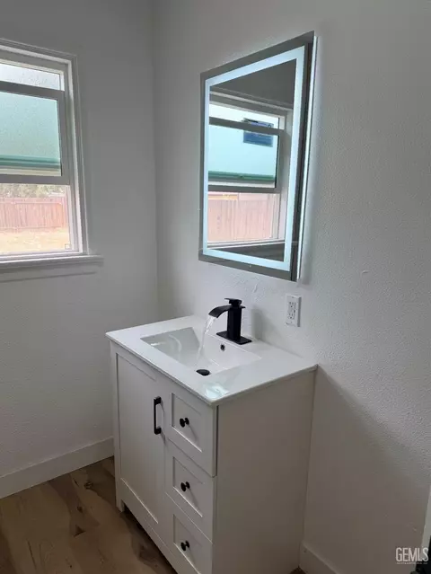 Bath - 333 Beech Ave, Shafter, CA 93263 photo 1 of 3