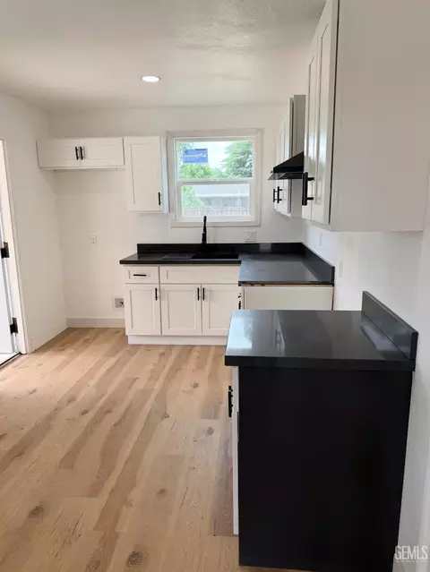 Kitchen - 333 Beech Ave, Shafter, CA 93263 photo 1 of 4