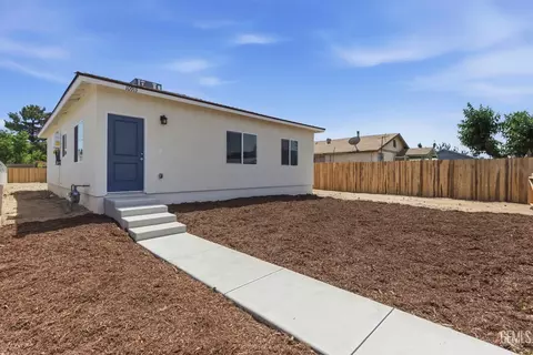 10913 San Fernando St, Lamont, CA 93241