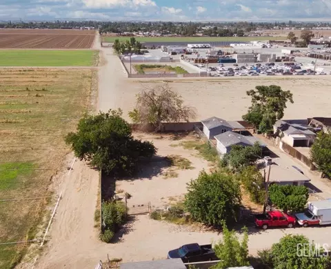 7700 Middleton Ln, Lamont, CA 93241