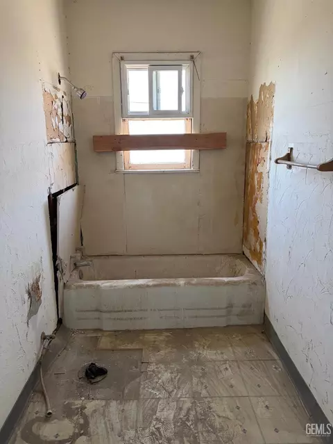 Bath - 12331 Beech St, Trona, CA 93562 photo 1 of 1