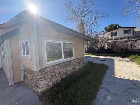 313 S Robinson St, Tehachapi, CA 93561 photo 2