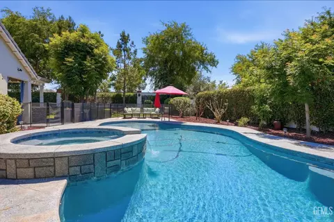12515 Lincolnshire Dr, Bakersfield, CA 93311