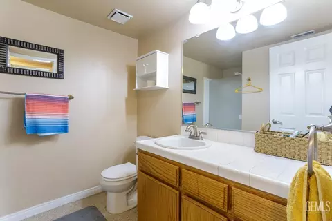 Bath - 18571 Glenview Ct, Tehachapi, CA 93561 photo 2 of 2