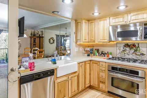 Kitchen - 18571 Glenview Ct, Tehachapi, CA 93561 photo 3 of 3
