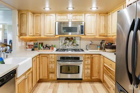 Kitchen - 18571 Glenview Ct, Tehachapi, CA 93561 photo 2 of 3