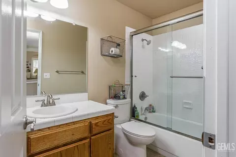 Bath - 18571 Glenview Ct, Tehachapi, CA 93561 photo 1 of 2