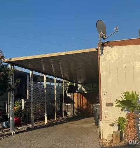 32 Golfers Ln, Bakersfield, CA 93308