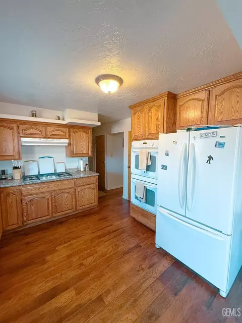 Kitchen - 7452 Isaac Rd, Taft, CA 93268 photo 3 of 3
