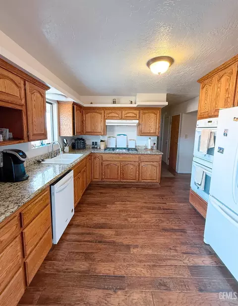 Kitchen - 7452 Isaac Rd, Taft, CA 93268 photo 2 of 3