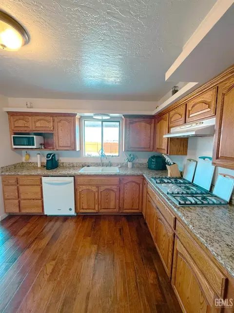 Kitchen - 7452 Isaac Rd, Taft, CA 93268 photo 1 of 3