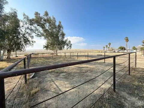 Exterior - 7452 Isaac Rd, Taft, CA 93268 photo 6 of 7