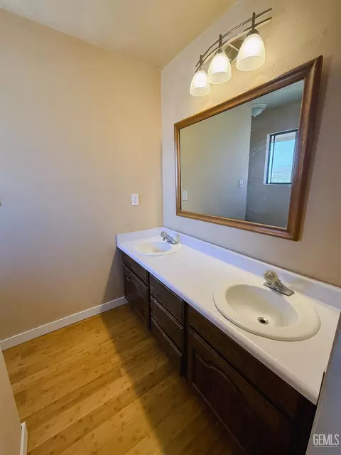 Bath - 7452 Isaac Rd, Taft, CA 93268 photo 5 of 6