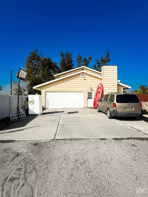 Exterior - 7452 Isaac Rd, Taft, CA 93268 photo 2 of 7