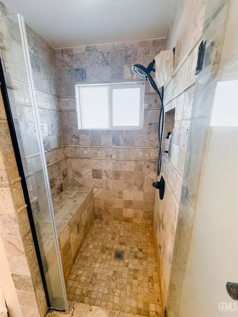 Bath - 7452 Isaac Rd, Taft, CA 93268 photo 2 of 6