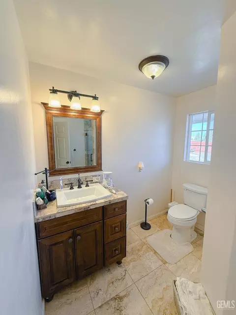 Bath - 7452 Isaac Rd, Taft, CA 93268 photo 1 of 6