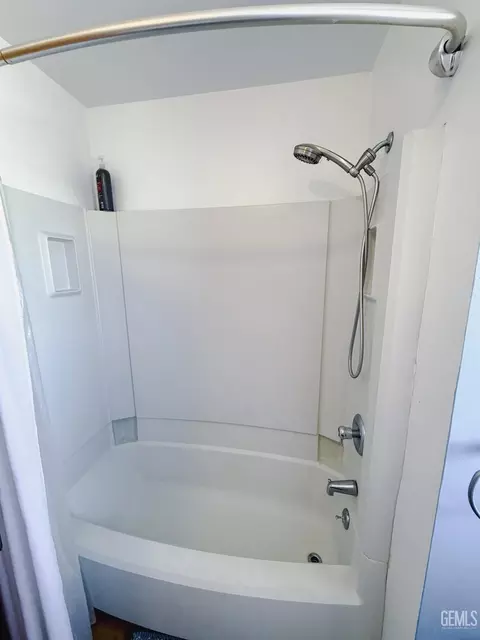 Bath - 7452 Isaac Rd, Taft, CA 93268 photo 4 of 6