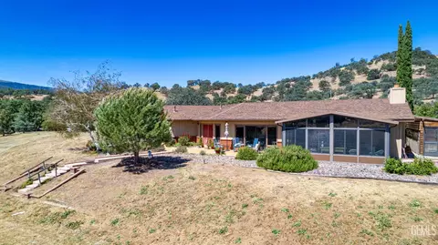 20476 Old Town Rd, Tehachapi, CA 93561