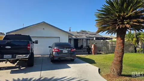 1611 16th Pl, Delano, CA 93215